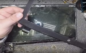 Broken laptop hinges repair montreal